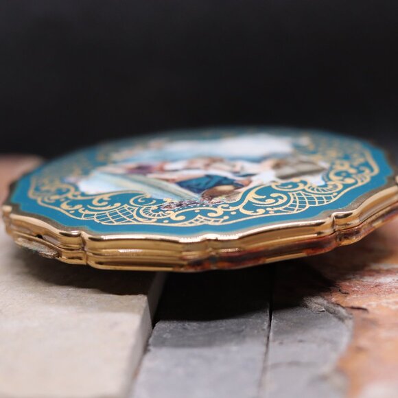 Vintage Stratton Powder Compact – Teal and Gold, Victorian Scene, Scalloped Edge - Picture 4 of 9